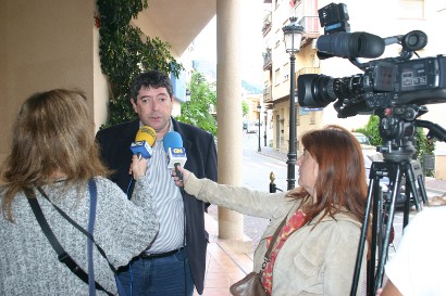 El alcalde, Juan Cano, atendiendo a los medios de comunicación.