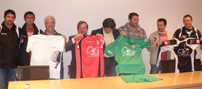 Las nuevas camisetas, presentadas por los directivos de Radio Inter y Radio Sarría, junto al Presidente del CD Polop y el Concejal de deportes.