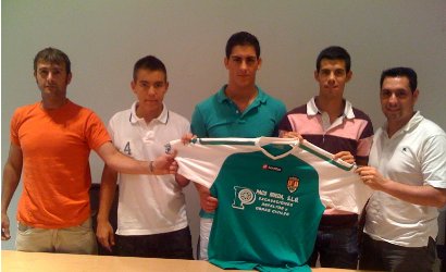 Los tres canteranos, Juancito, Adrián y Santi, junto al delegado y el entrenador Javi Rodado, con la camiseta del CF. Polop