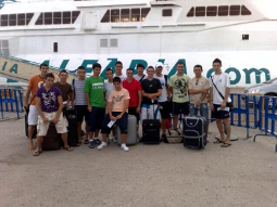 El equipo juvenil, antes de coger el ferry que les llevó de vacaciones a la Isla Blanca.
