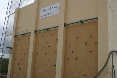 La proximidad de las obras de construcción de los nuevos vestuarios aconsejan la reubicación del rocódromo en la pared lateral del frontón, frente al 