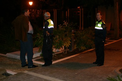 La Policía Local y los servicios técnicos acompañaron al alcalde en su visita nocturna al camposanto.